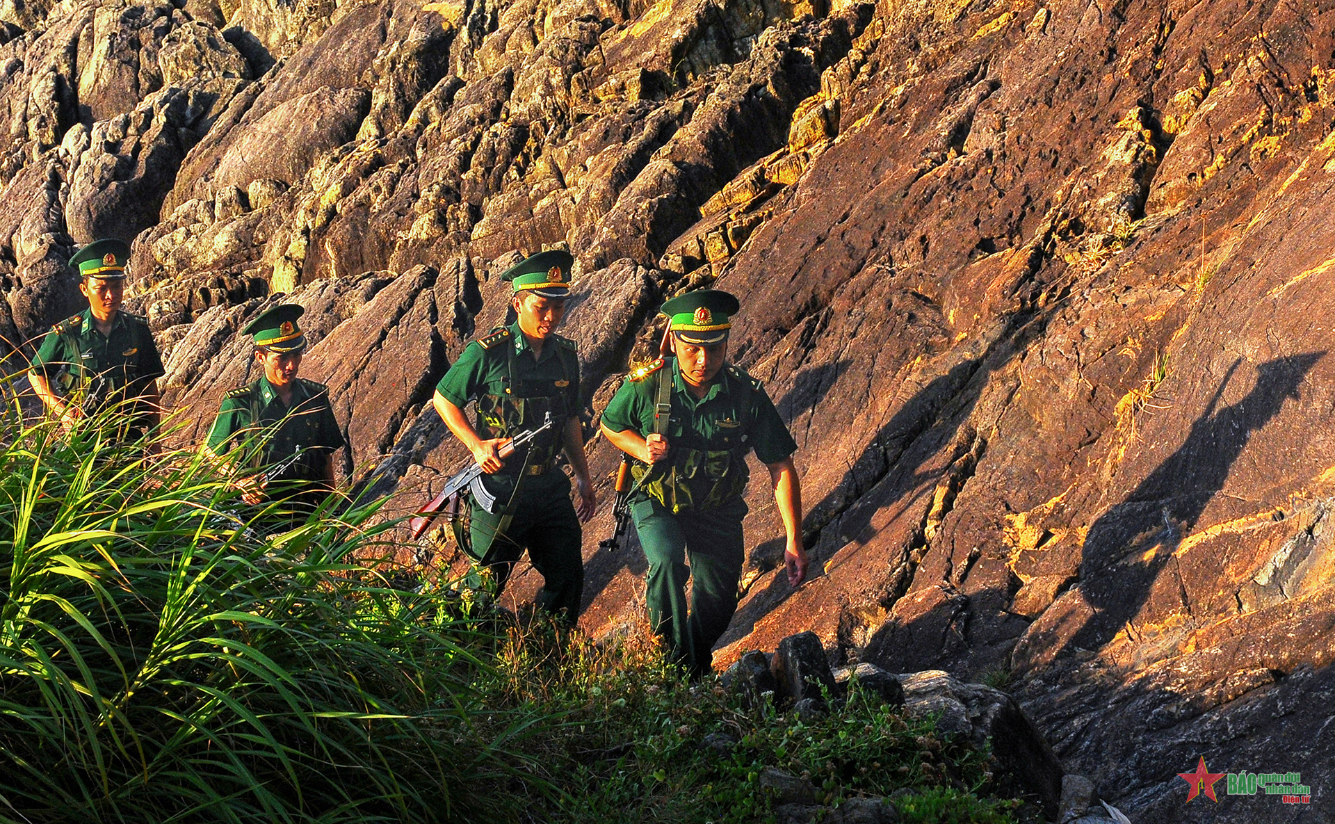 Bộ đội Biên phòng tuần tra, canh gác